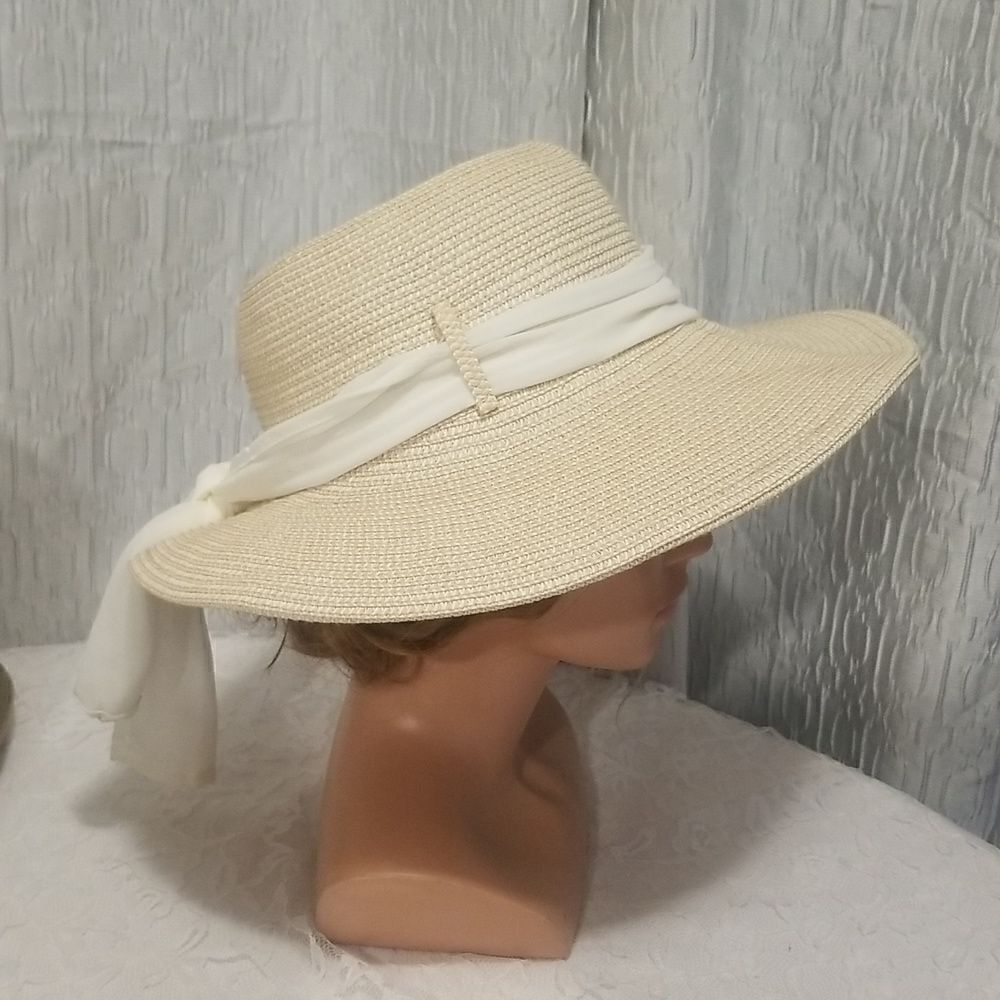 Women's hat pre-owned